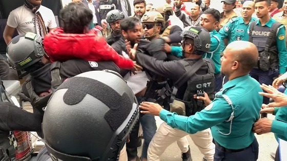রাজশাহী পুলিশের সাথে শিক্ষার্থীদের ধস্তাধস্তি