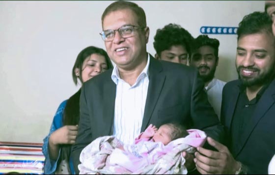 দৌলতখানে শহিদ শাজাহানের নবজাতকের দায়িত্ব নিলেন ডিসি