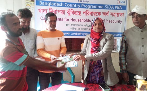 তালতলীতে খাদ্য নিরাপত্তা ঝুকি পরিবারের মাঝে আর্থিক সহায়তা প্রদান