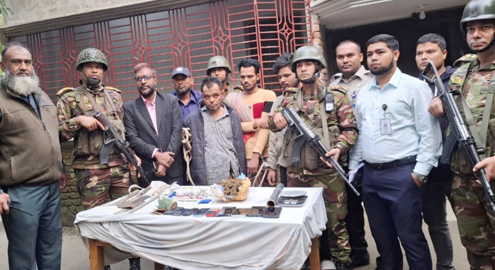 চাঁদপুরে মাদক কারবারি বাবাসহ দুই ছেলে গ্রেপ্তার