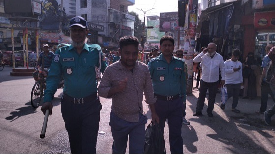 ট্রাফিক পুলিশের কারণে টাকা ফেরত পেল এক বৃদ্ধা