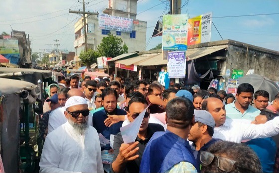 সিরাজদিখানে  ৩১ দফার লিফলেট বিতরণ