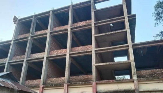 ৪ বছরেও শেষ হয়নি ১২ টি বিদ্যালয়ের কাজ
