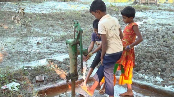 কালীগঞ্জে চাপাচাপি ছাড়াই টিউবওয়েল দিয়ে উঠছে পানি