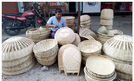 বাঁশ শিল্পকে আঁকড়ে ধরেছেন অর্ধশত পরিবার
