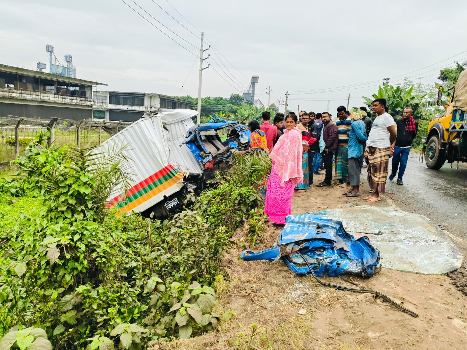 কালীগঞ্জে পৃথক দূর্ঘটনায় ১১ জন আহত
