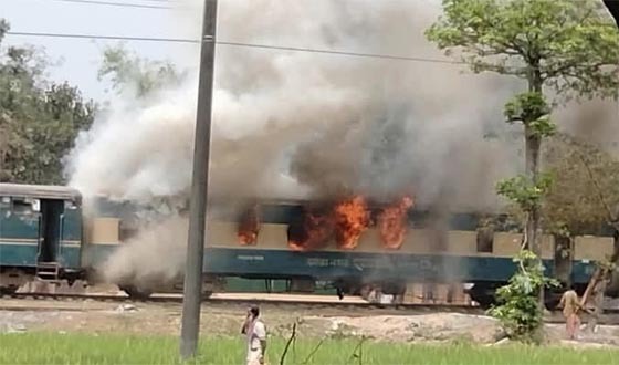 ট্রেনে অগ্নিকাণ্ড: ঢাকা-ময়মনসিংহ রেল যোগাযোগ বন্ধ