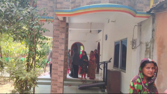 দৌলতপুরে গৃহবধূর গলায় অস্ত্র ঠেকিয়ে স্বর্ণালঙ্কার-টাকা লুট