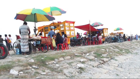 রাজারহাটে তিস্তার নদীর বুড়িরহাট ক্রসবাঁধে পদচারনায় মুখরিত দর্শনার্থীরা