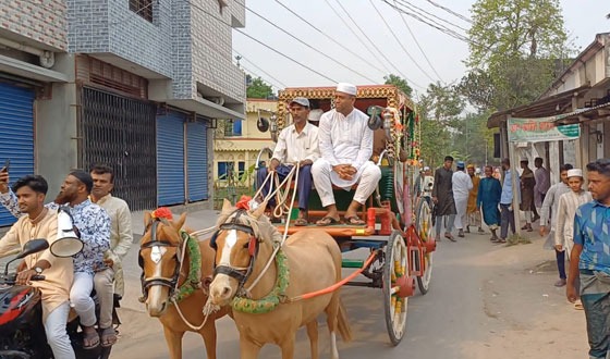 লালপুরে ঘোড়ার গাড়িতে ইমামের রাজকীয় বিদায়