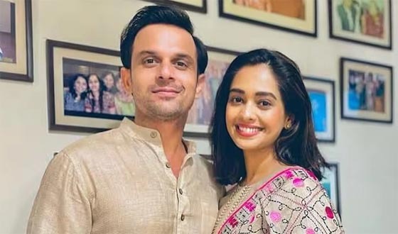 আলাদা পথ বেছে নিলেন মুগ্ধা চাপেকর ও রবীশ দেশাই