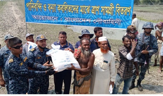 আশাশুনির প্লাবিত এলাকায় নৌবাহিনীর জরুরি ত্রাণ ও মেডিকেল সহায়তা প্রদান