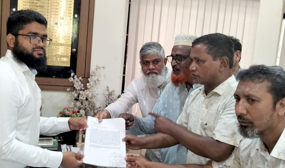 মহাদেবপুরে নদীর বাঁধ পাকাকরণের দাবিতে ইউএনওর নিকট স্মারকলিপি