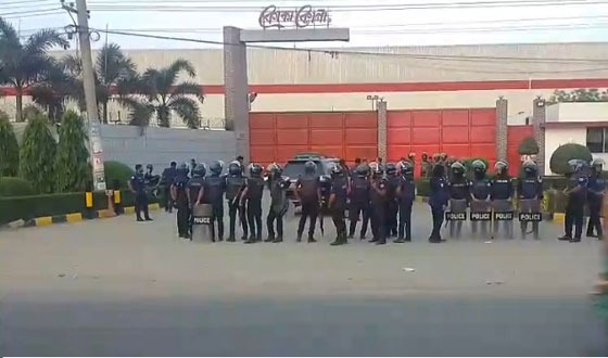 ভালুকায় ফিলিস্তিনির কোকা-কোলা ফ্যাক্টরীর সামনে সেনা ও পুলিশ মোতায়েন