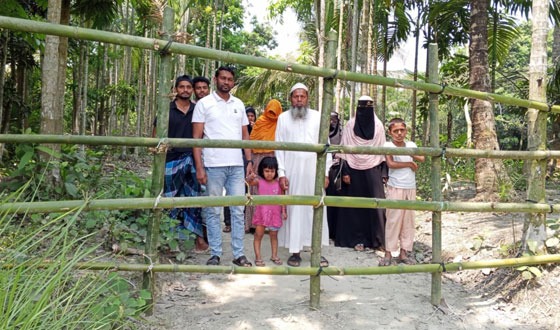 ফরিদগঞ্জে বাশেঁর বেড়া দিয়ে চলাচলের পথ আবদ্ধ; বিপাকে কয়েকটি পরিবার
