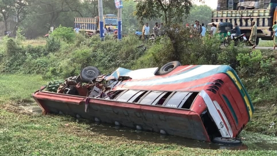 রাজশাহীতে বাস-ট্রাকের ত্রিমুখী সংঘর্ষে  নিহত ৩,আহত ৪০