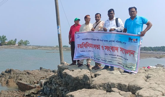 খোলপেটুয়া নদীর বেড়িবাঁধ ভাঙনে আশাশুনি উপজেলার ৬টি গ্রাম লন্ডভন্ড