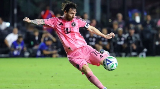 চোখ ধাঁধানো গোলে আরও একবার ইতিহাসের পাতায় মেসি