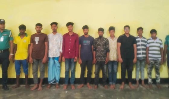 খুলনায় বাটা, কেএফসিতে হামলা-লুটপাটে আটক ৩১