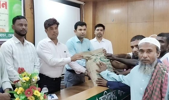 লালমোহনে প্রান্তিক কৃষকদের মাঝে বিনামূল্যে সার-বীজ বিতরণের উদ্বোধন