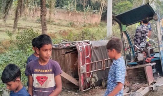 ডাক্তার দেখিয়ে বাড়ি ফেরার পথে মা-ছেলে নিহত