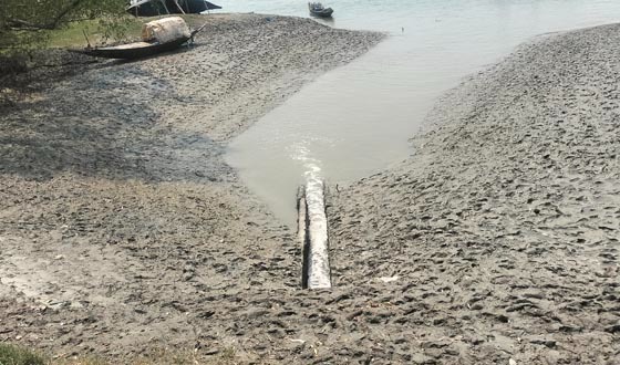 সাতক্ষীরায় নদীর বাঁকে বাঁকে বাক্সকল, ভাঙছে উপকূল রক্ষা বাঁধ