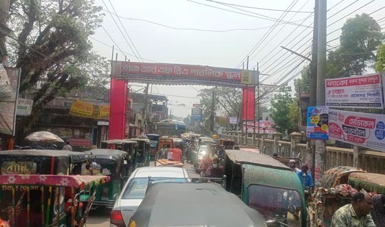 ফুলবাড়ীয়ায় সড়ক যানজটের ভোগান্তি দিন দিন আরও প্রকট হচ্ছে