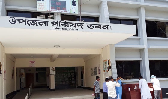 তিনজন অসাধু কর্মচারীকে শোকজ করে বিপাকে ইউএনও