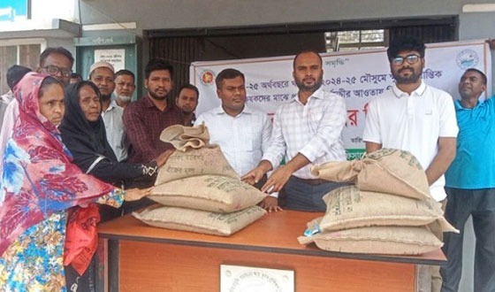 ঝিনাইগাতীতে কৃষকদের মাঝে বিনামূল্যে ধান বীজ ও সার বিতরণ