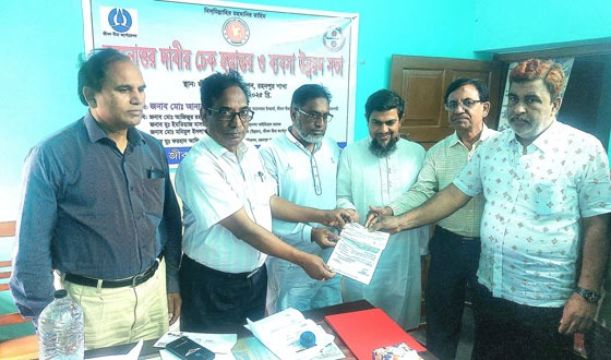 গোমস্তাপুরে মরনোত্তর দাবির চেক বিতরণ