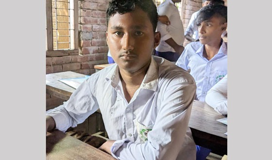 বাবার লাশের অন্ত্যেষ্টিক্রিয়া সেরেই পরীক্ষার সিটে বসেছে সুদীপ্ত