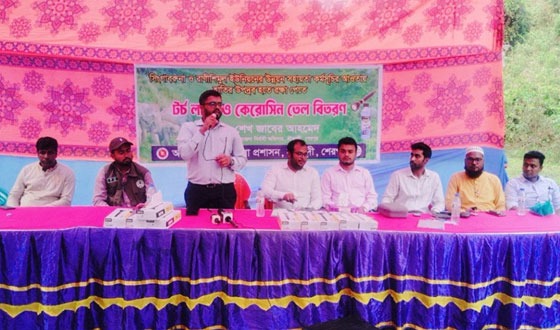 শেরপুরে হাতি তাড়াতে টর্চ লাইট ও কেরোসিন তেল বিতরণ