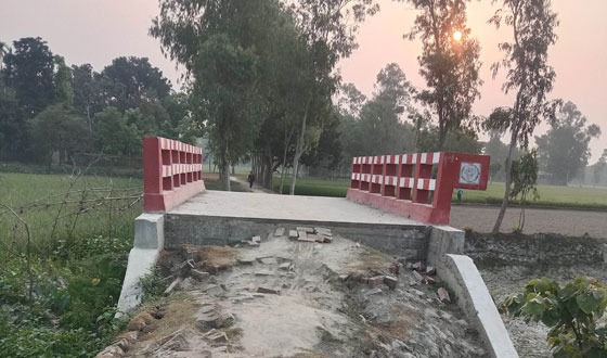 চিলমারীতে রাস্তা সংস্কার না করায় ব্রীজের সুবিধা থেকে বঞ্চিত পাঁচ গ্রামের মানুষ