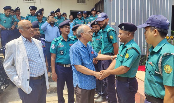 অতিরিক্ত তোষামোদে বিরক্ত স্বরাষ্ট্র উপদেষ্টা, লাল গালিচা সরানোর নির্দেশ