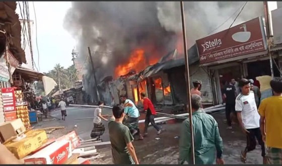 মতলবে ভয়াবহ অগ্নিকাণ্ডে ১০ টি দোকান পুরে ছাঁই, নিঃস্ব ব্যবসায়ীরা