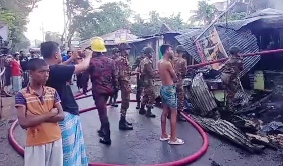 গলাচিপায় অগ্নিকান্ডে ৯টি দোকান পুড়ে ছাই