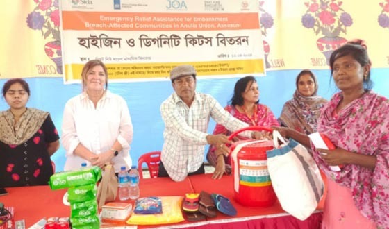 আনুলিয়ায় ৫০০ পরিবারকে হাইজিন ডিগনিটিকিটস ও নগদ অর্থ সহায়তা