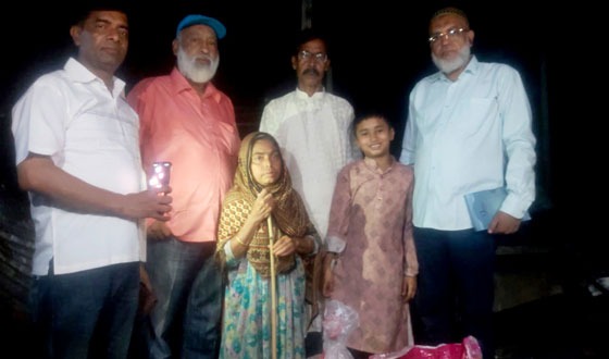 সীতাকুণ্ড অগ্নিকান্ডে ক্ষতিগ্রস্থ নারীর পাশে সীতাকুণ্ড প্রেসক্লাব নেতৃবৃন্দ