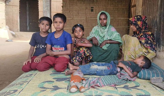 দুর্গাপুরে এক মায়ের সাত সন্তান নিয়ে মানবেতর জীবন