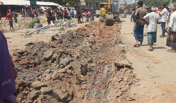 ডুমুরিয়ায় কাঁচা বাজারে অবৈধ স্থাপনা উচ্ছেদ অভিযান