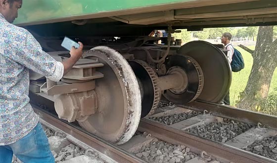 চিলাহাটি এক্সপ্রেসের বগি লাইনচ্যুত, উত্তরবঙ্গের সঙ্গে রেল যোগাযোগ বন্ধ