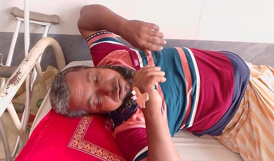 চাঁদা না দেয়ায় ব্যাবসায়িকে কুপিয়ে জখম