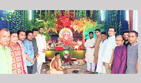 চাঁদপুর বারোয়ারি মন্ডপে সনাতনী ব্যবসায়ীদের গণেশ পুজো