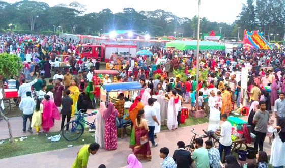 বৈশাখের প্রথমদিনে বিনোদন কেন্দ্রে উপচেপড়া ভিড়