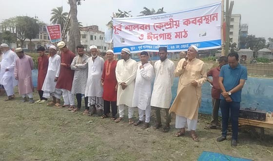 মাঠের বরাদ্দ পেয়ে এলাকাবাসীর শুকরান নামাজ আদায়