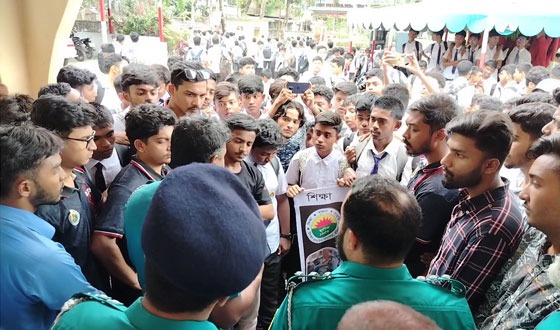 বরিশালে থানা ঘেরাও করে শিক্ষার্থীদের বিক্ষোভ