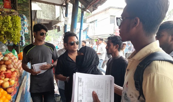 কচুয়ায় ছাত্র দলের পক্ষ থেকে ইসরাইলি পণ্য বয়কটে লিফলেট বিতরণ