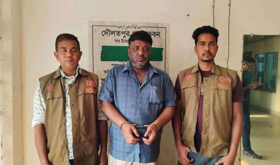 দৌলতপুরে ওয়ান শুটার গান সহ ইউপি চেয়ারম্যান গ্রেপ্তার