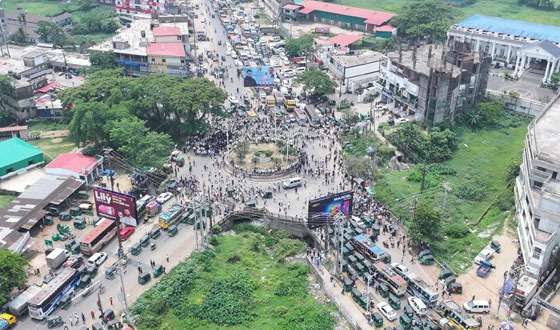 ছয় দফা দাবিতে সড়ক অবরোধ, আন্দোলনে সিলেট পলিটেকনিকের শিক্ষার্থীরা