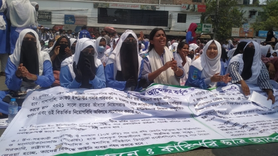 রাজশাহীতে রেল ও সড়কপথ অবরোধ  শিক্ষার্থীদের, আটকে পড়ে ৩ ট্রেন